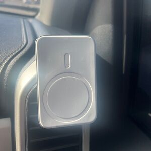 Belkin MagSafe Vent Mount Pro MagSafe iPhone Mount For Car - Silver - WIC002